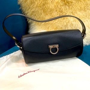 UNIQUE FERRAGAMO PURSE. Elegant, barrel style.